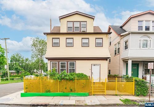 74 Smith St, Newark, NJ, 07106-1110 | Card Image