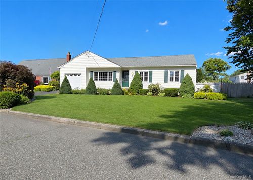 35 Avenue D, Holbrook, NY, 11741-2336 | Card Image