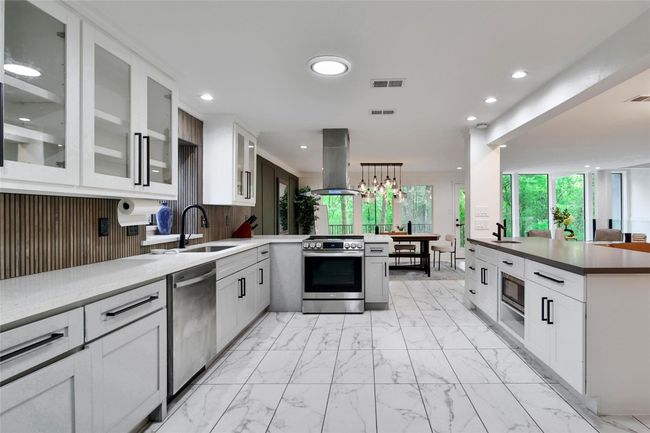 140 S Timber Top Dr, House other with 3 bedrooms, 3 bathrooms and 2 parking in Spring TX | Image 13