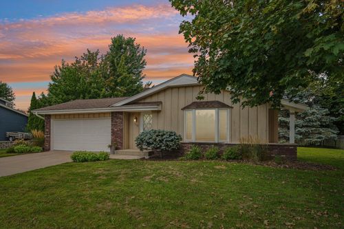 1118 Dogwood Ln, Waukesha, WI, 53189-7233 | Card Image