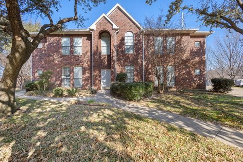 121 Wildwood Ct, Grapevine, TX, 76051-8215 | Card Image