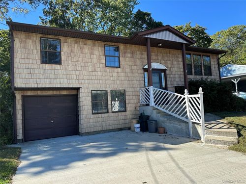 676 Bohemia Pkwy, Sayville, NY, 11782-3305 | Card Image
