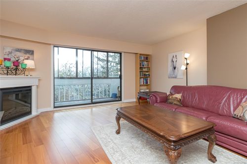 317-3962 Cedar Hill Rd, Saanich, BC, V8N3B8 | Card Image