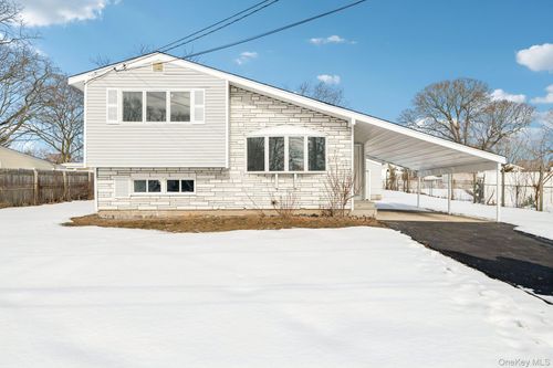 17 Laurie Rd, Brentwood, NY, 11717-7316 | Card Image