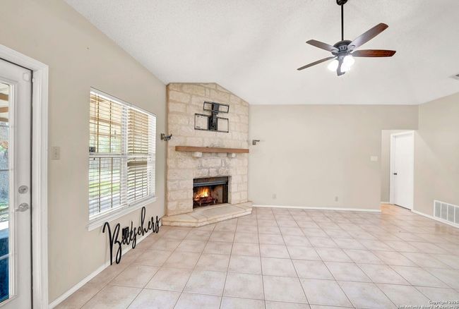 1314 Acorn Rd, House other with 3 bedrooms, 2 bathrooms and null parking in Hondo TX | Image 8