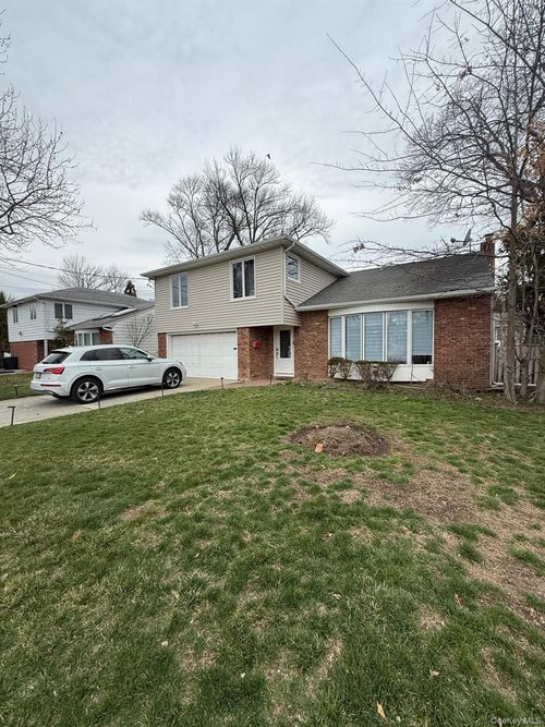 23 Geoffrey Ln, Hewlett, NY, 11557-1002 | Card Image