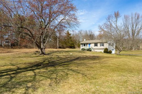 9 Ferrara Dr, Rhinebeck, NY, 12572-2815 | Card Image