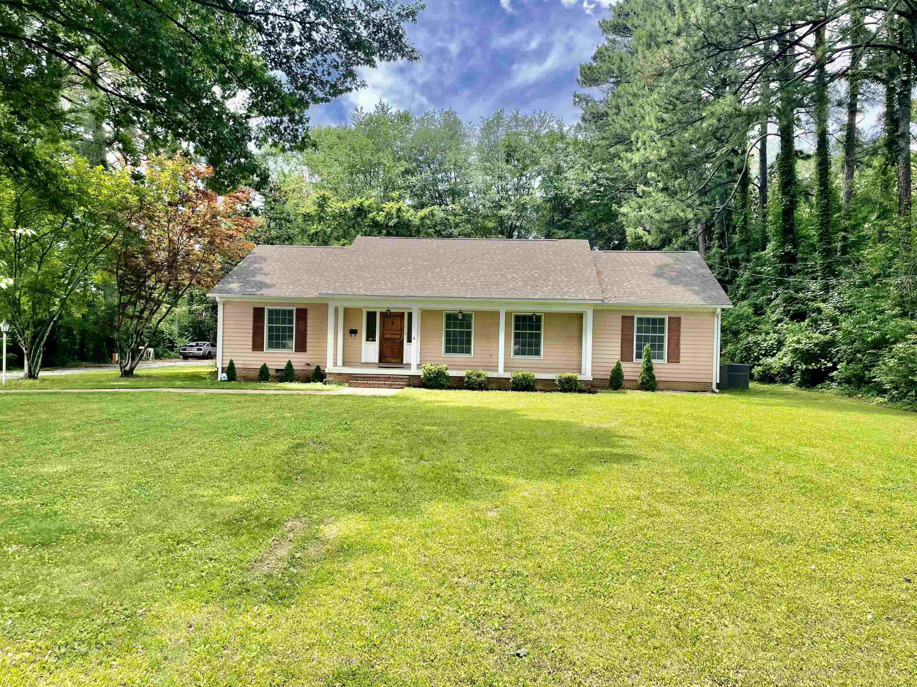 Wallace Rd, Jackson, TN 38305
