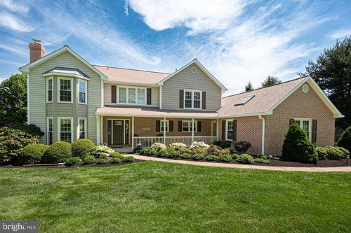 10 N Iroquois Ln, CHESTER SPRINGS, PA, 19425-2925 | Card Image