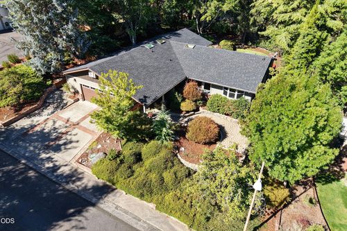 76 Monterey Dr, Medford, OR, 97504-9329 | Card Image