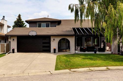 123 Oakmount Way Sw, Calgary, AB, T2V4Z2 | Card Image