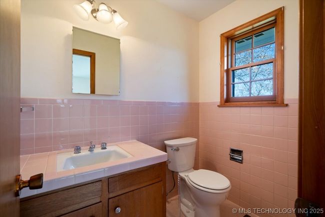 Main Bathroom | Image 16