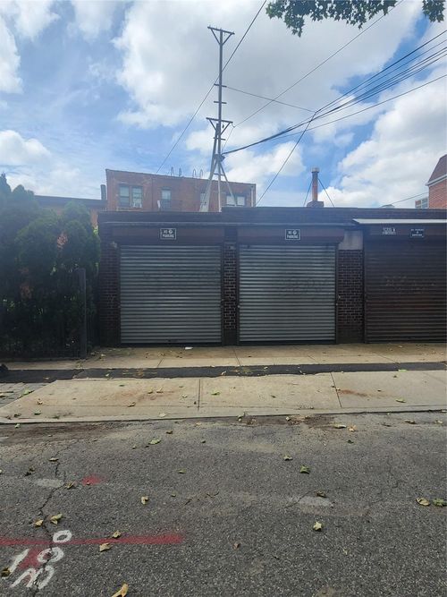 100 Metropolitan Ave, Forest Hills, NY, 11375-6658 | Card Image