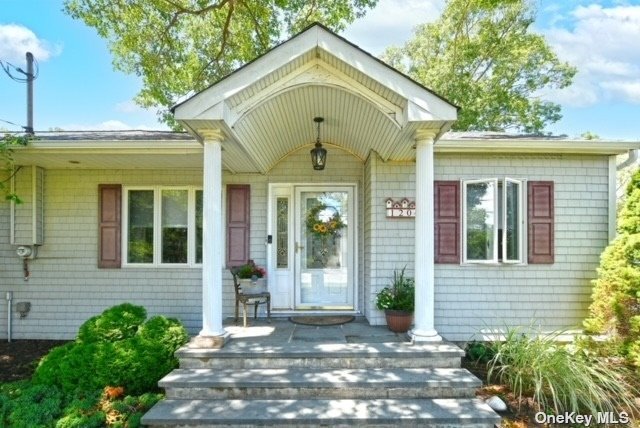 Wendy Dr, Holtsville, NY 11742