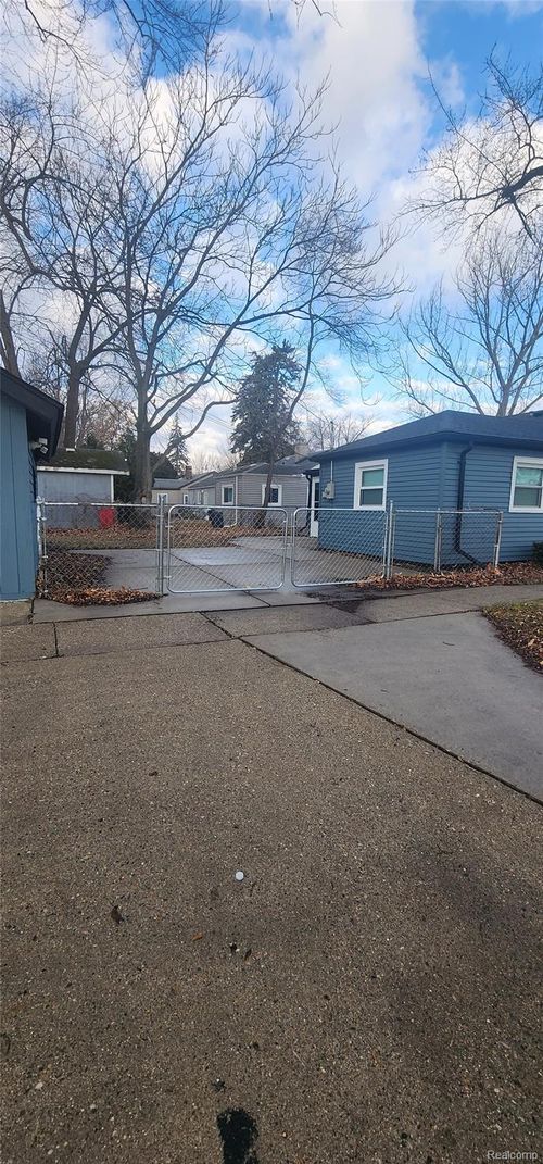 18810 Roscommon St, Harper Woods, MI, 48225-2112 | Card Image