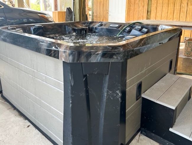 Hot Tub at Ground Level | Image 29