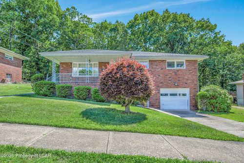211 Yesu Dr, Scranton, PA, 18505-2748 | Card Image