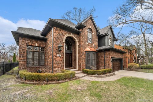 18 Cambridge Blvd, Pleasant Ridge, MI, 48069-1103 | Card Image