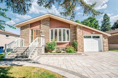 38 Summerside Cres, House other with 3 bedrooms, 2 bathrooms and 5 parking in North York ON | Image 1