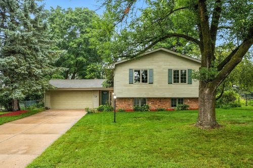537 Woodhill Drive, Roseville, MN, 55113 | Card Image