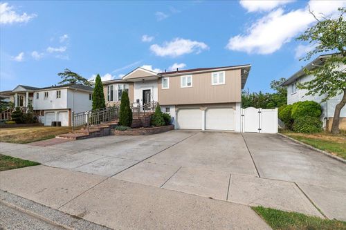 722 Eagle Dr, Valley Stream, NY, 11581-3540 | Card Image