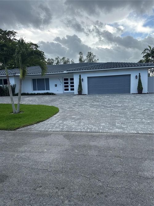 19150 S Saint Andrews Dr, Hialeah, FL, 33015-2332 | Card Image