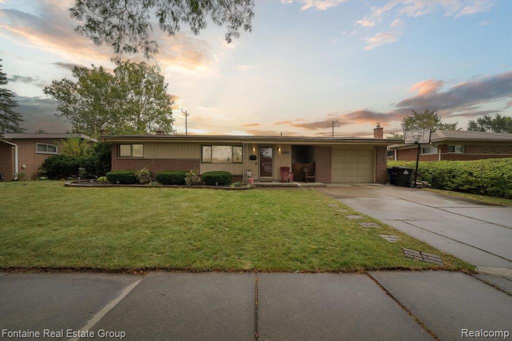 Lonnie Dr, Westland, MI 48185