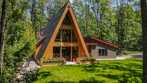 5277 Tyrol Ln, Harbor Springs, MI, 49740-9540 | Card Image