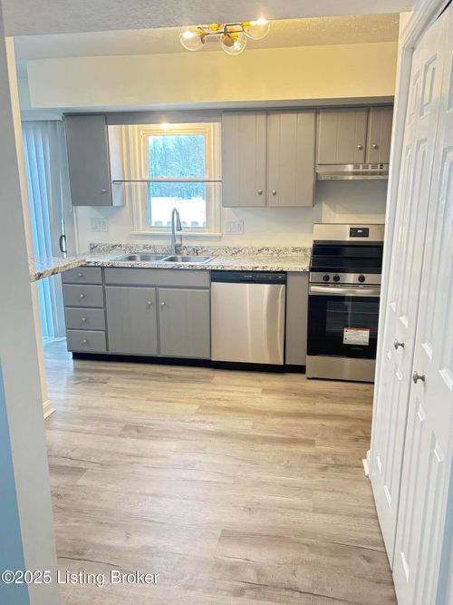 apt-d1-8207 Damascus Cir, Louisville, KY, 40228-2422 | Card Image