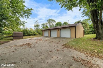 Detached 6 car garage | Image 3