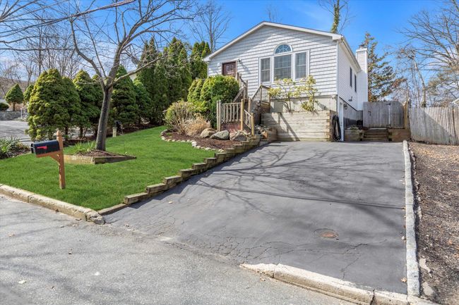 View of front facade featuring a front yard and driveway. | Image 19