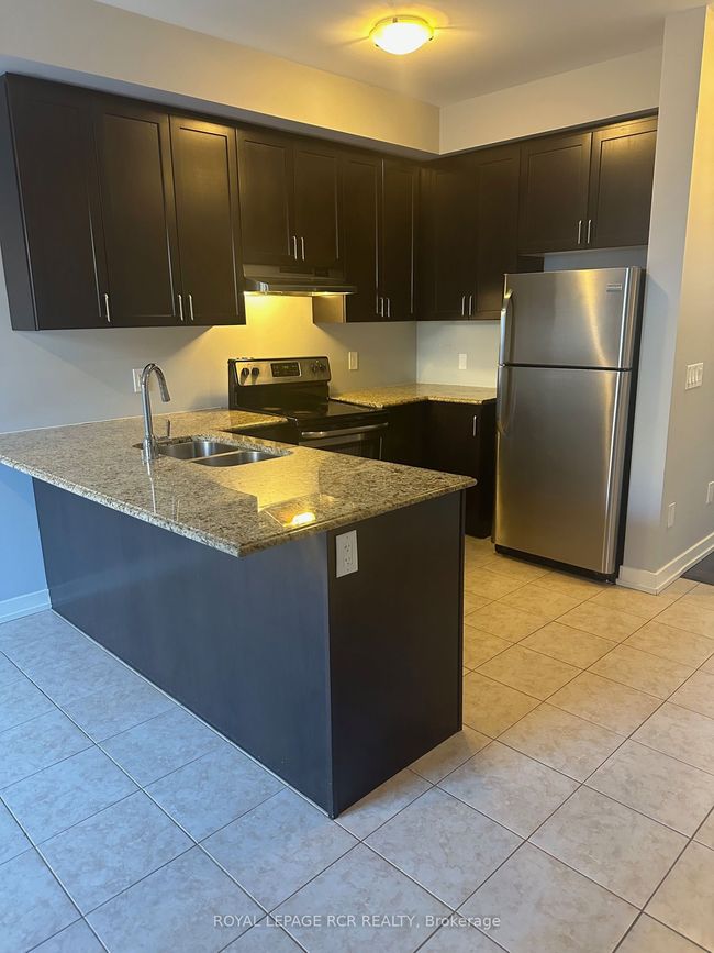 17 Ledger Point Cres, House attached with 3 bedrooms, 3 bathrooms and 2 parking in Brampton ON | Image 4