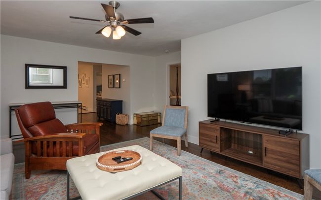 1560 W Main Rd, Home with 3 bedrooms, 1 bathrooms and 4 parking in Middletown RI | Image 8