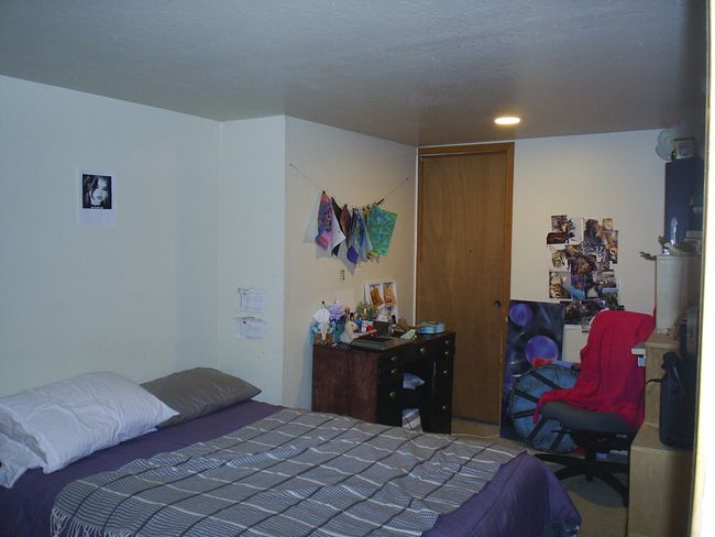 640 1/2 Carpeted bedroom with a closet | Image 28