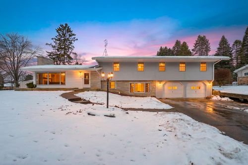 205 Wahwahtaysee Way, Battle Creek, MI, 49015-4060 | Card Image