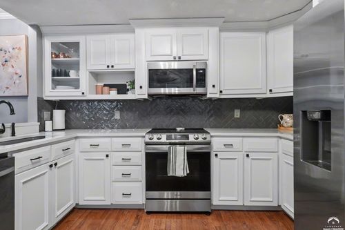 72 E 1600 Rd, Baldwin City, KS, 66006-7176 | Card Image