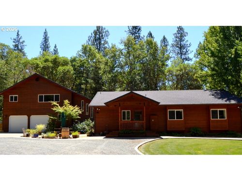 737 Pinecrest Dr, Grants Pass, OR, 97526-7243 | Card Image
