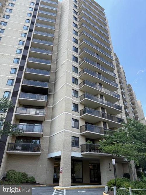 715-203 Yoakum Pkwy, ALEXANDRIA, VA, 22304-3718 | Card Image