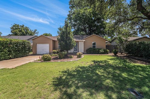 504 Harrison Ln, Hurst, TX, 76053-6820 | Card Image