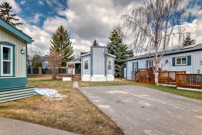 3207 Burroughs Manor Ne, Home with 2 bedrooms, 1 bathrooms and 2 parking in Calgary AB | Image 2
