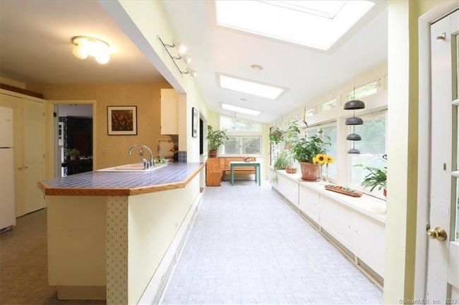 Kitchen with breakfast bar | Image 4