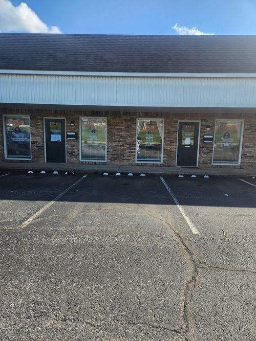 404 E College St, DICKSON, TN, 37055-1855 | Card Image