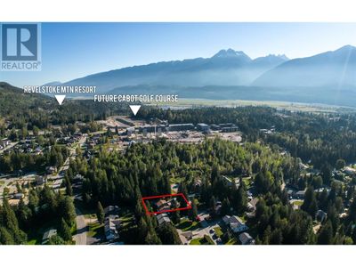 1766 Biatecki Rd, House other with 6 bedrooms, 3 bathrooms and 1 parking in Revelstoke BC | Image 2