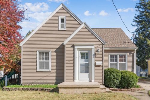 811 Hammond Ave, Waterloo, IA, 50702-2348 | Card Image