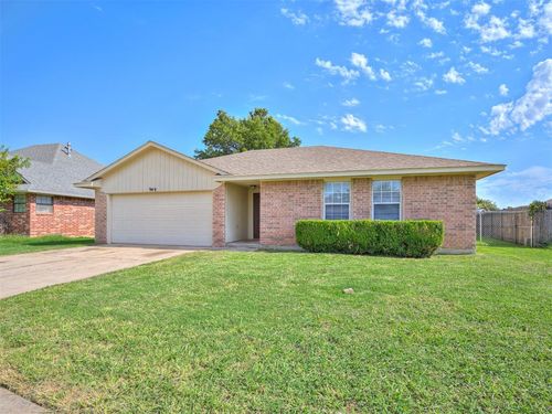 949 N Windermere Dr, Moore, OK, 73160-1421 | Card Image