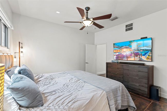 MASTER BEDROOM | Image 12