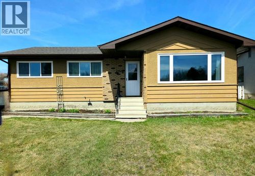 4924 39 St, Innisfail, AB, T4G1J2 | Card Image