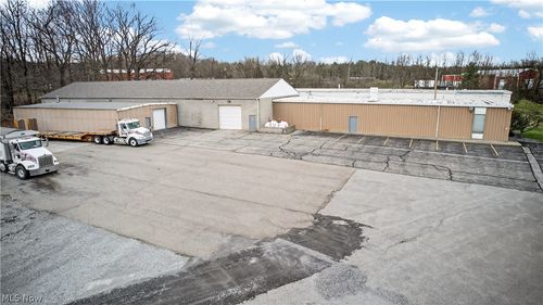 3060 Gale Dr, Hubbard, OH, 44425-1011 | Card Image