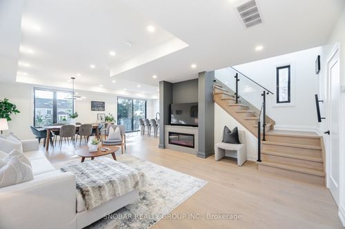 720 Hillman Cres, Mississauga, ON, L4Y2J2 | Card Image