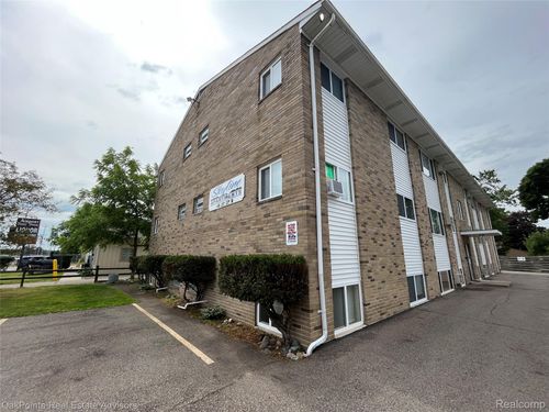 4221 N Grand River Ave, Lansing, MI, 48906-2600 | Card Image